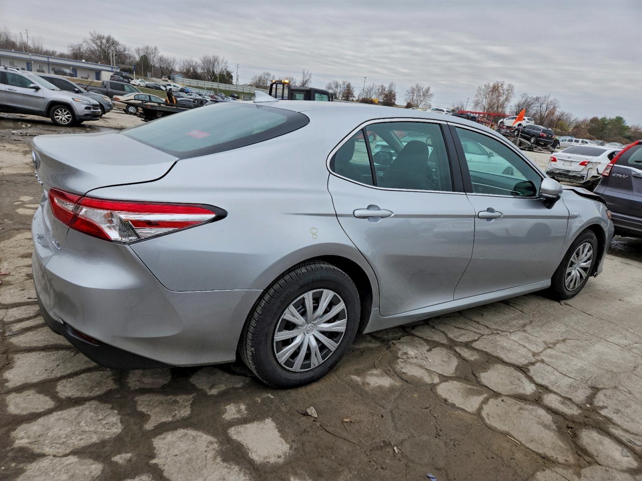 2018 TOYOTA CAMRY LE photo 3