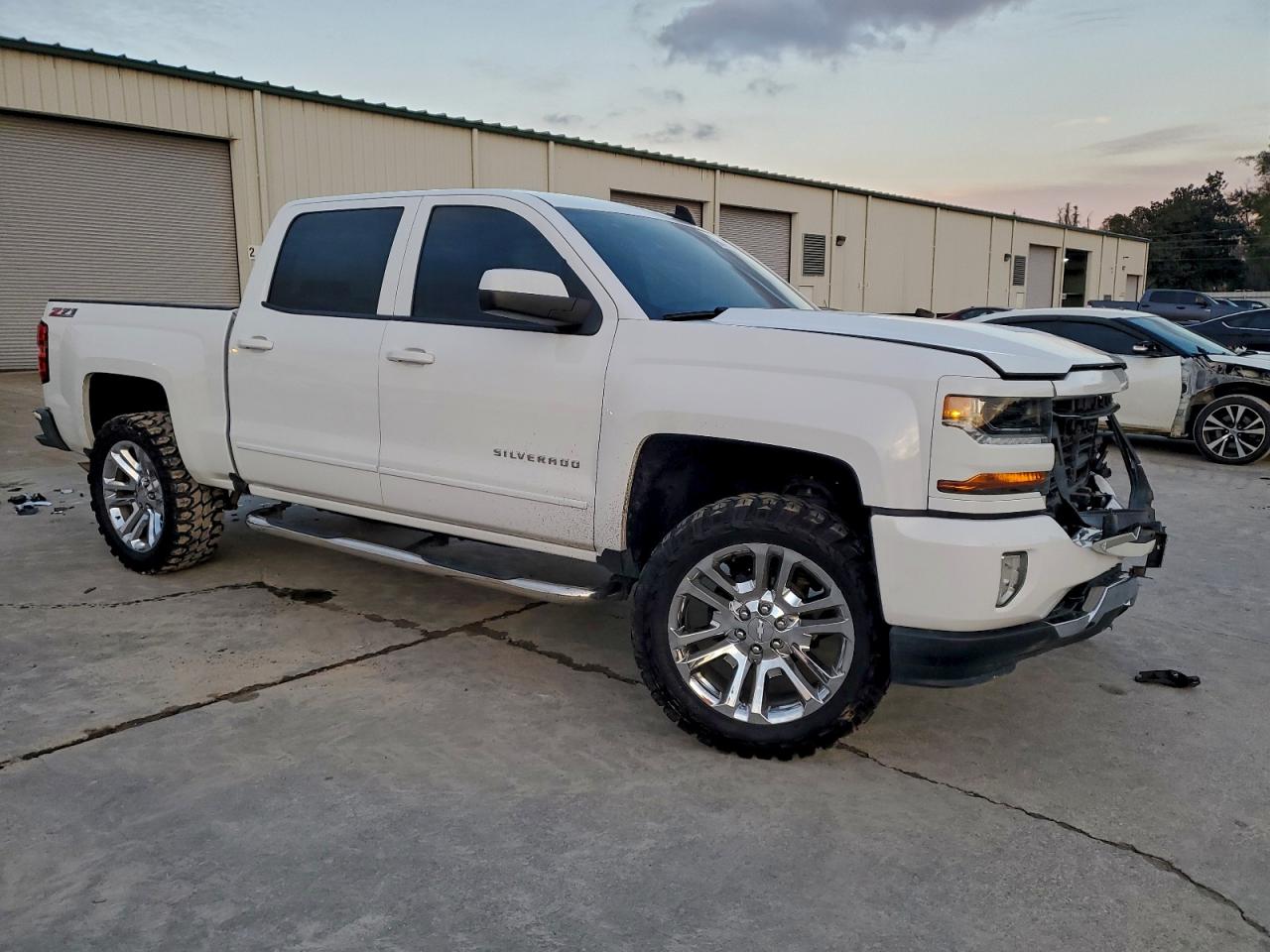 2017 CHEVROLET SILVERADO K1500 LT photo 4