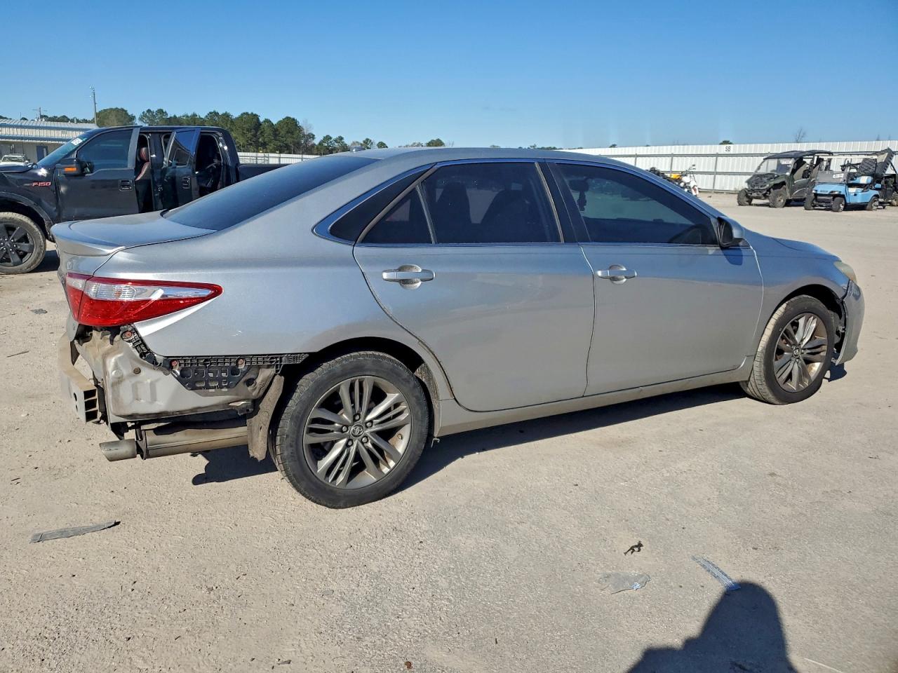 2016 TOYOTA CAMRY LE photo 3