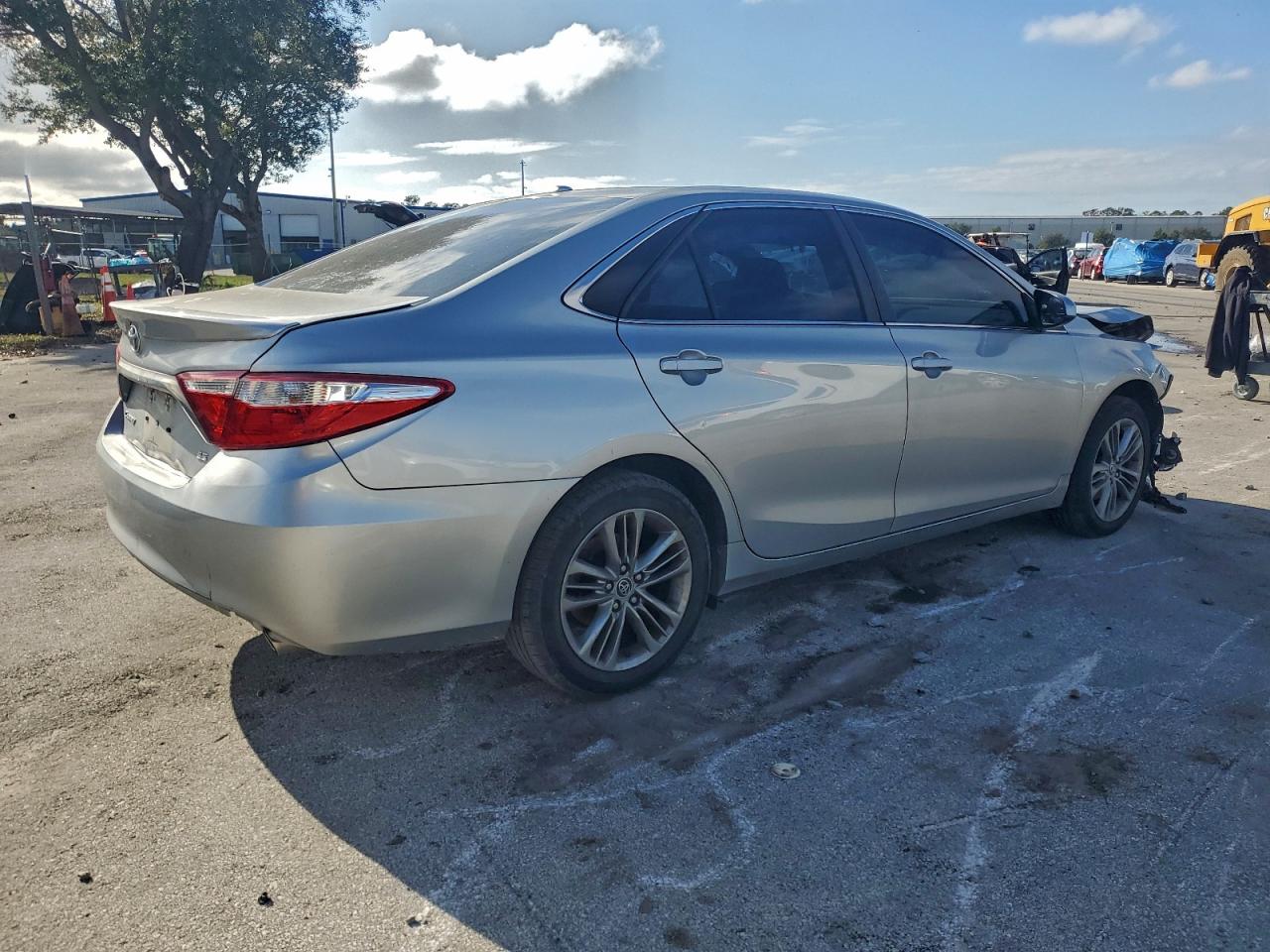 2015 TOYOTA CAMRY SE photo 3