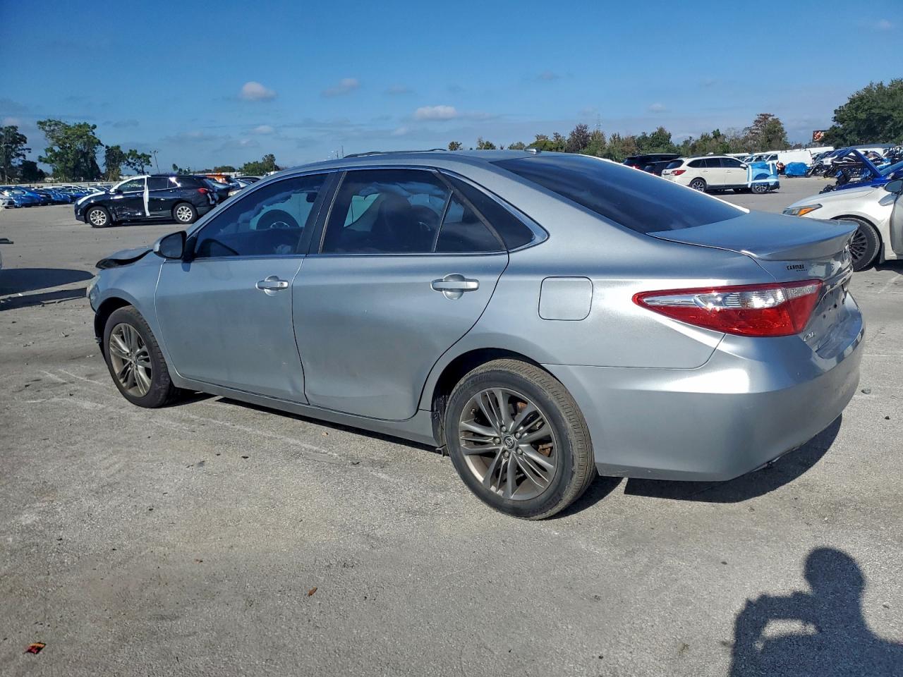 2015 TOYOTA CAMRY SE photo 2