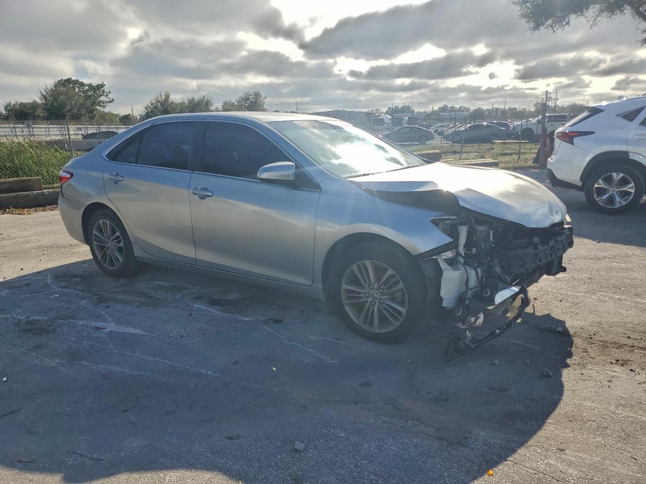 2015 TOYOTA CAMRY SE photo 4