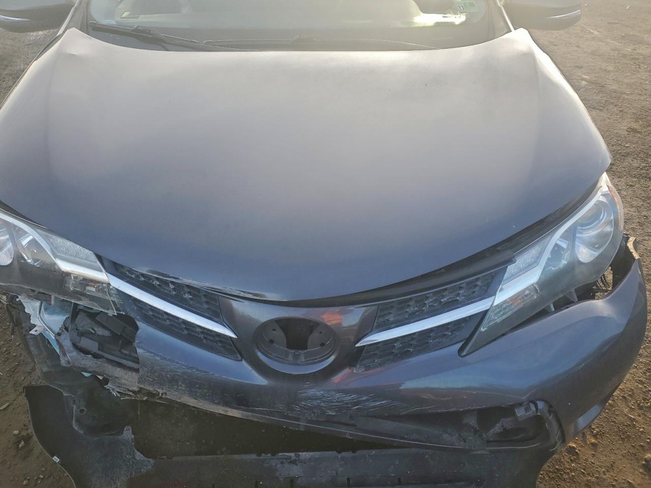2015 TOYOTA RAV4 XLE photo 12