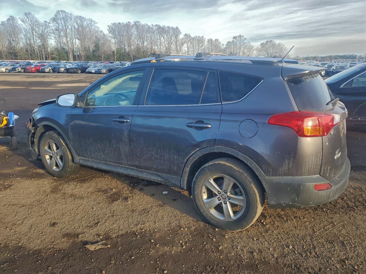 2015 TOYOTA RAV4 XLE photo 2
