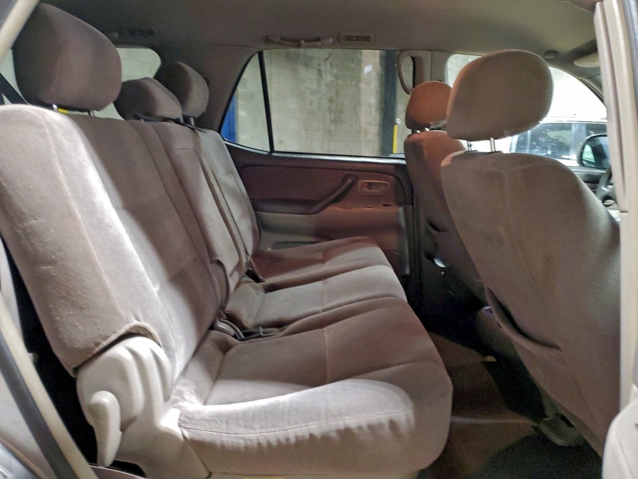 2004 TOYOTA SEQUOIA SR5 photo 11