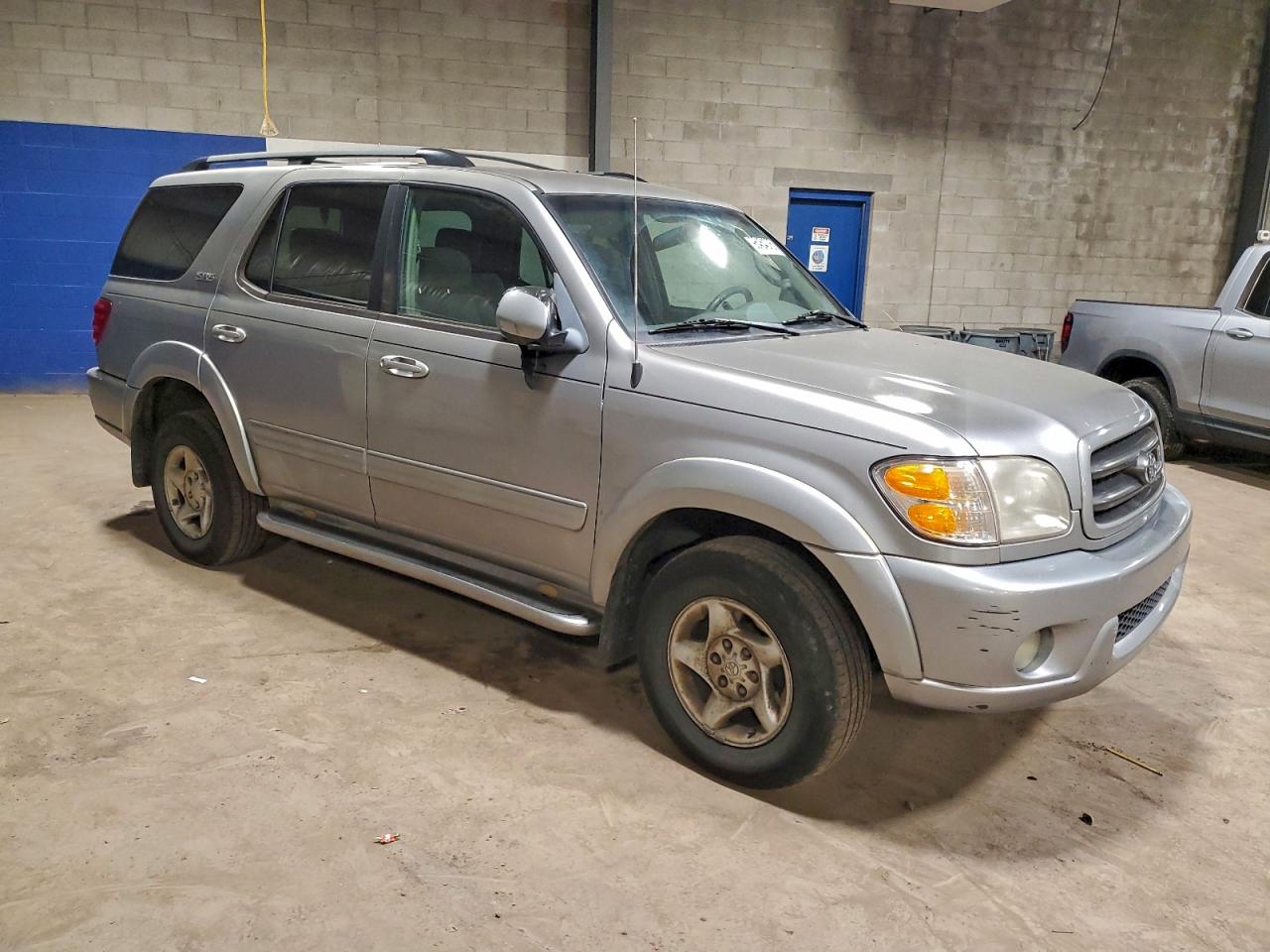 2004 TOYOTA SEQUOIA SR5 photo 4