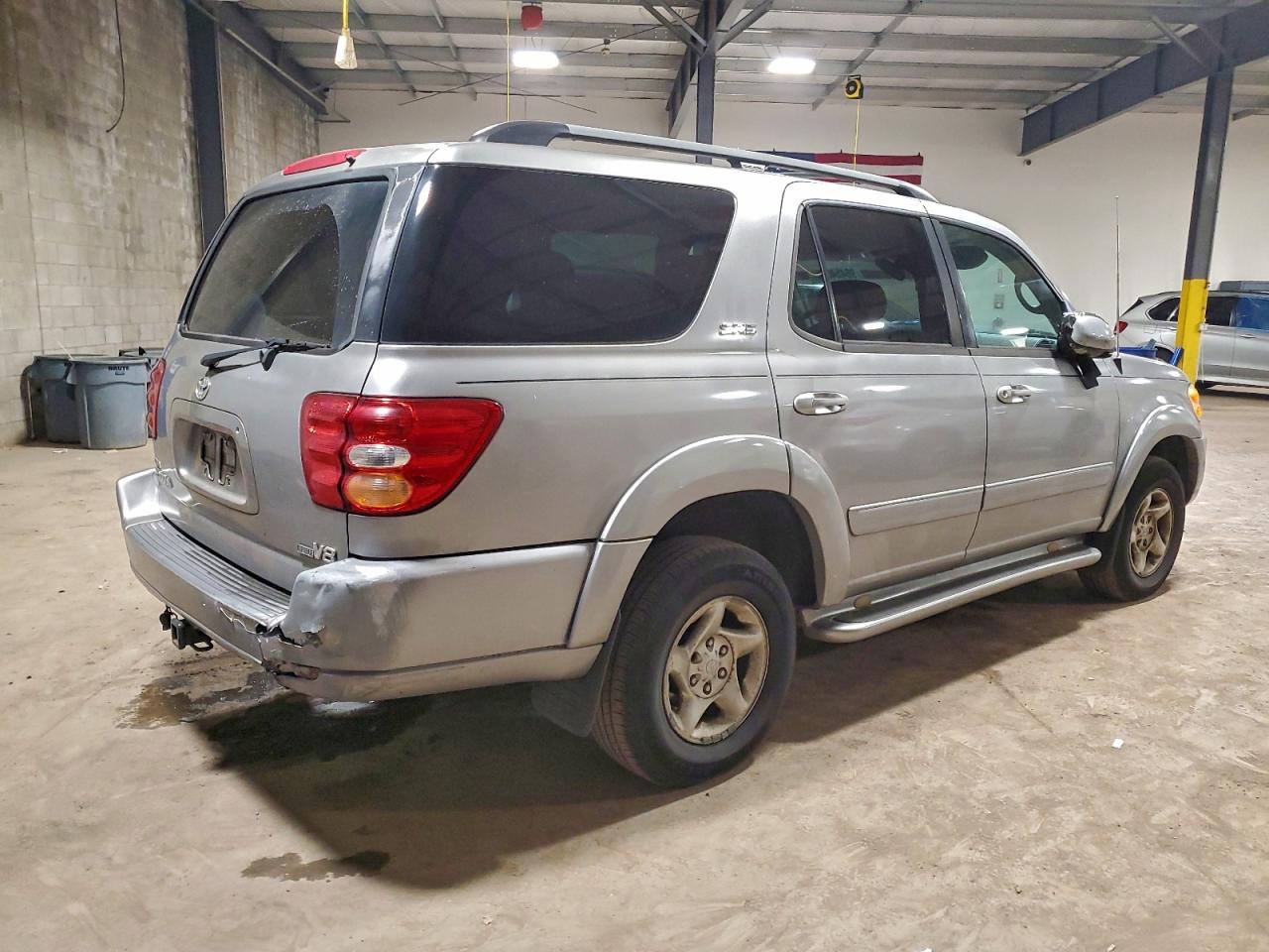 2004 TOYOTA SEQUOIA SR5 photo 3