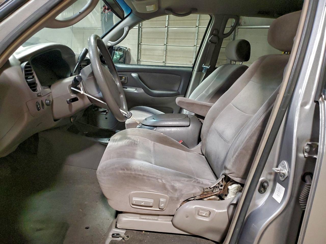 2004 TOYOTA SEQUOIA SR5 photo 7