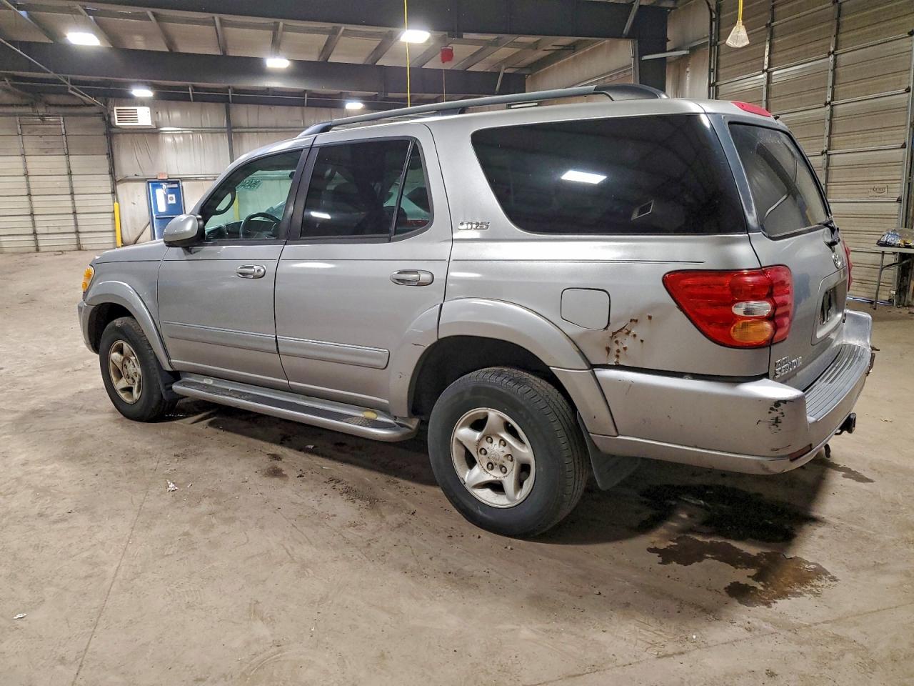 2004 TOYOTA SEQUOIA SR5 photo 2