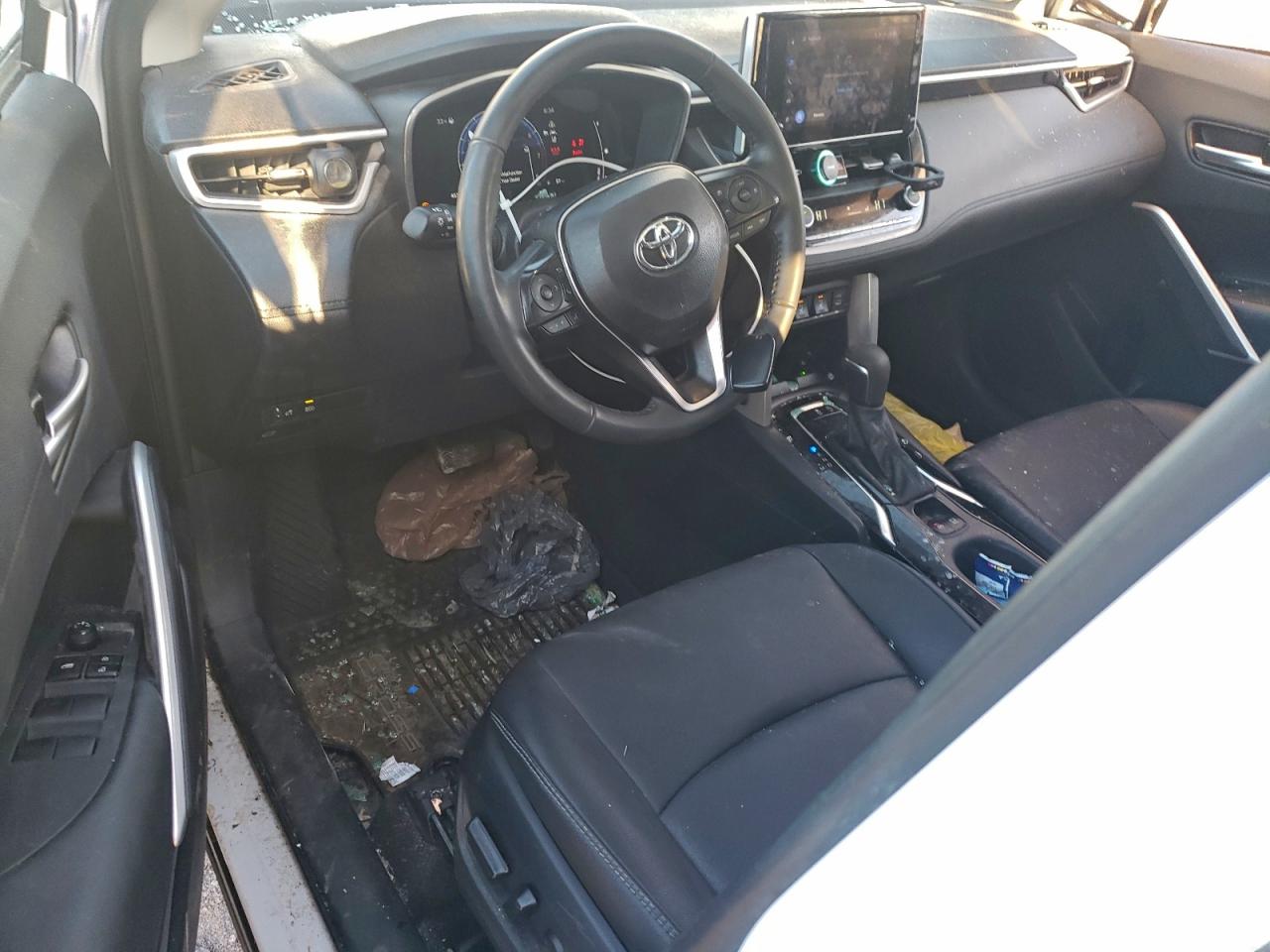 2024 TOYOTA COROLLA CROSS XLE photo 8