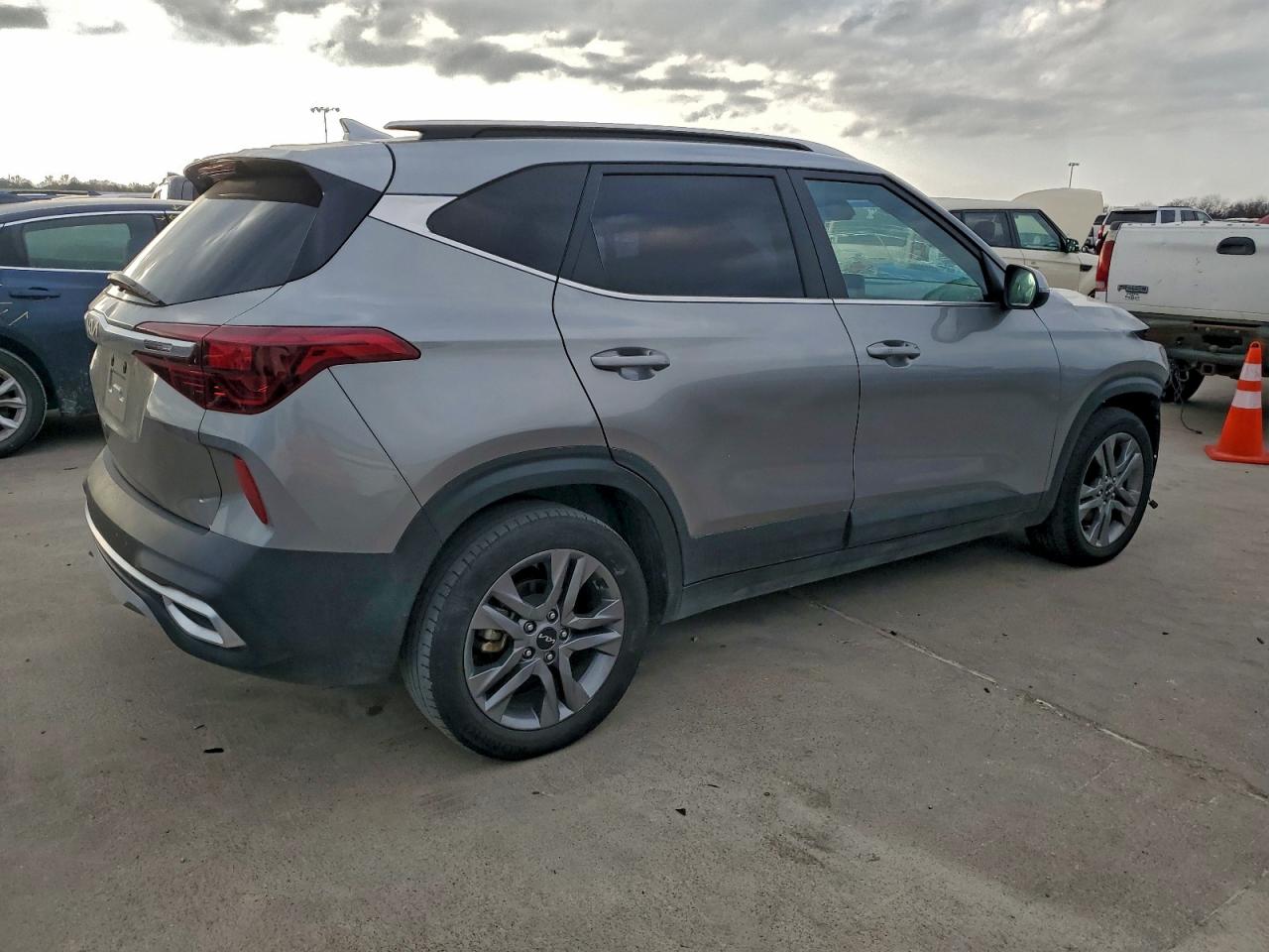 2023 KIA SELTOS S photo 3