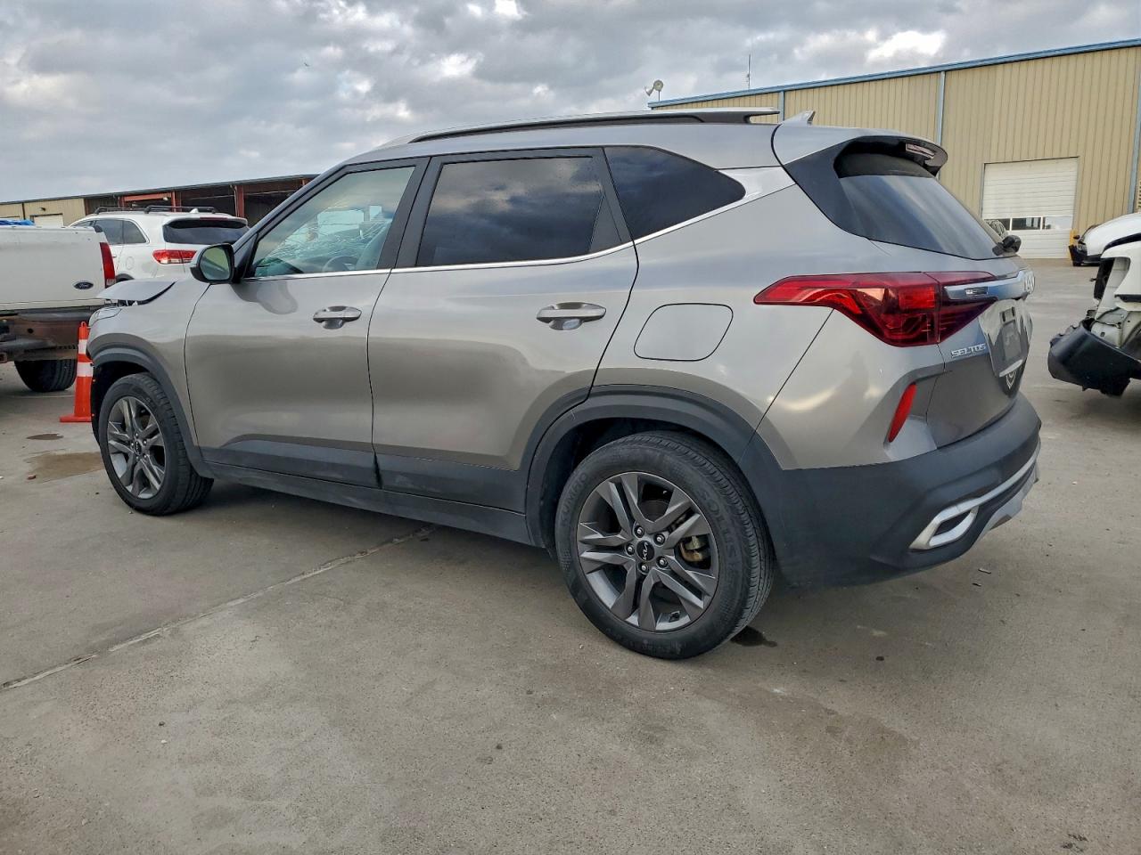 2023 KIA SELTOS S photo 2