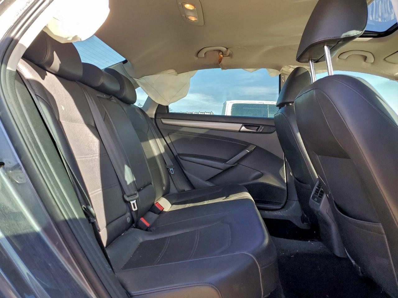 2014 VOLKSWAGEN PASSAT SE photo 10