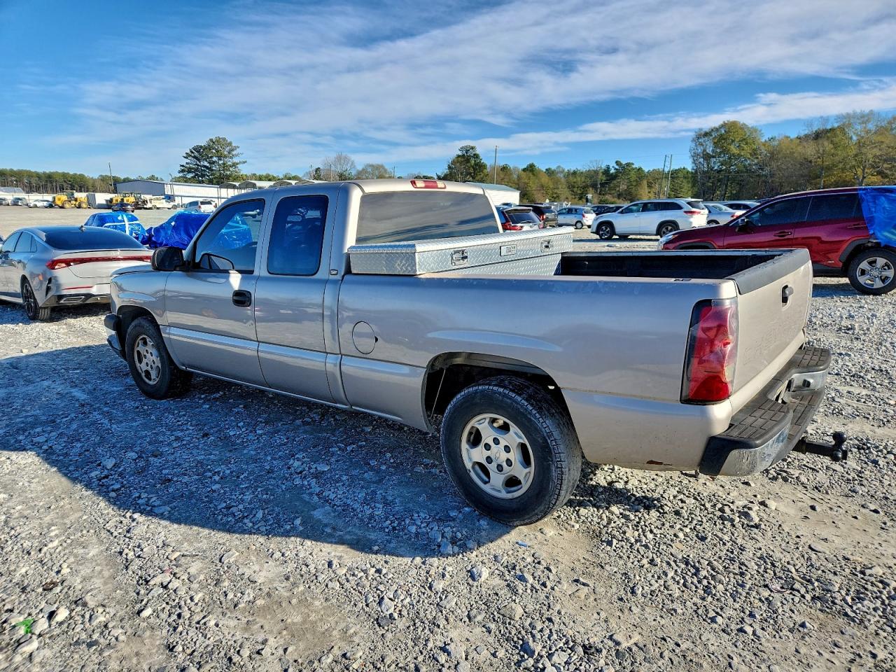 2004 CHEVROLET SILVERADO C1500 photo 2