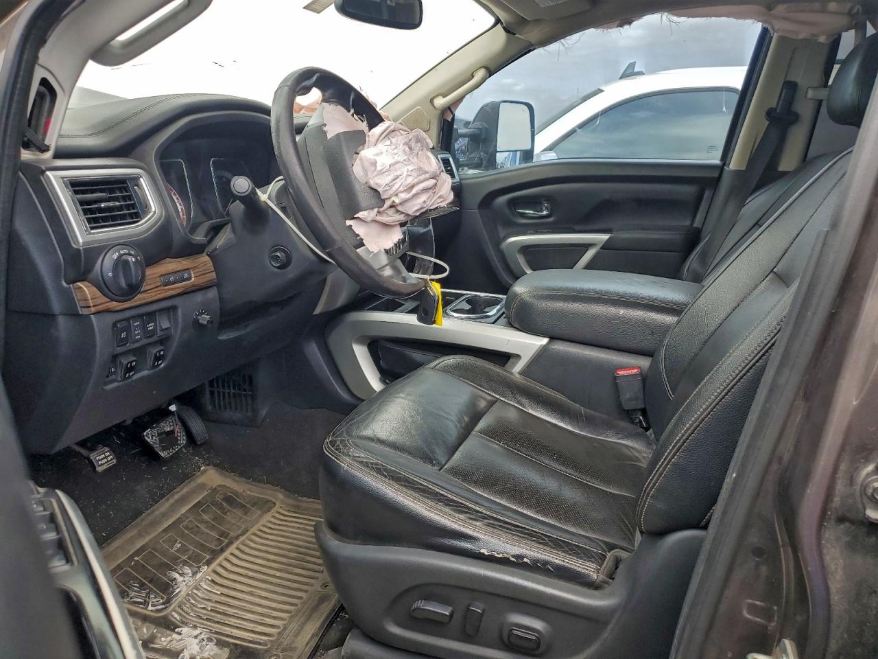 2017 NISSAN TITAN XD SL photo 13