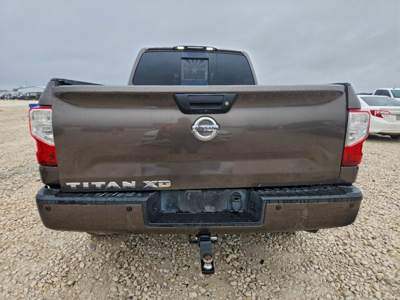 2017 NISSAN TITAN XD SL photo 11