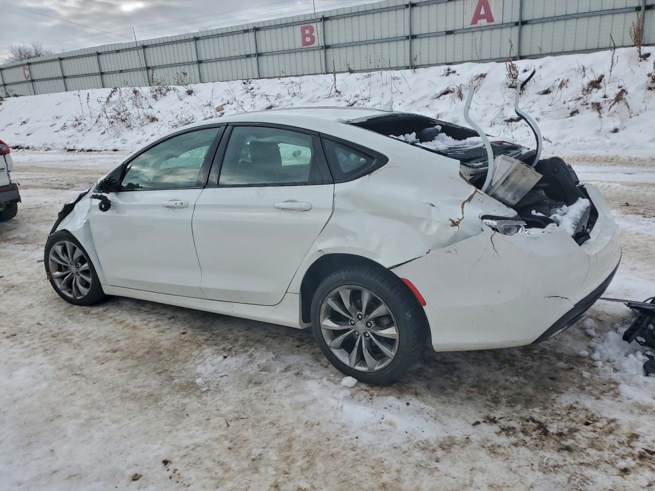 2015 CHRYSLER 200 S photo 2