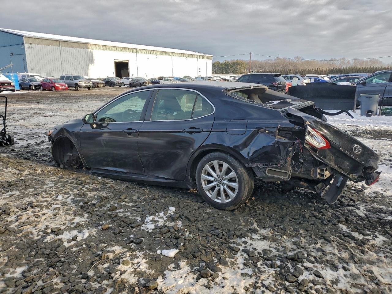 2018 TOYOTA CAMRY L photo 3