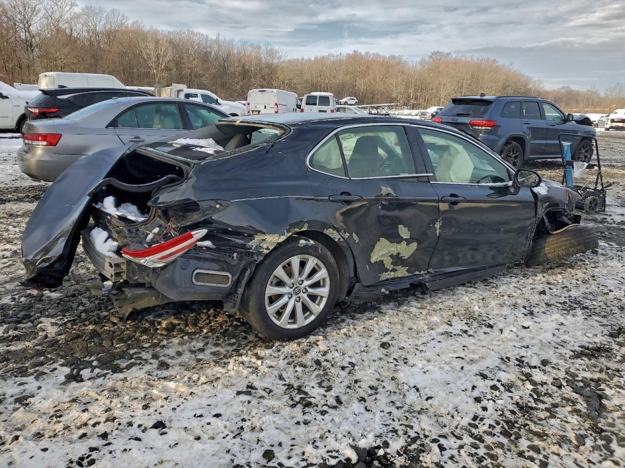 2018 TOYOTA CAMRY L photo 5