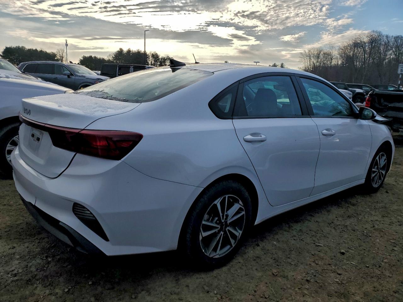 2024 KIA FORTE LXS photo 3