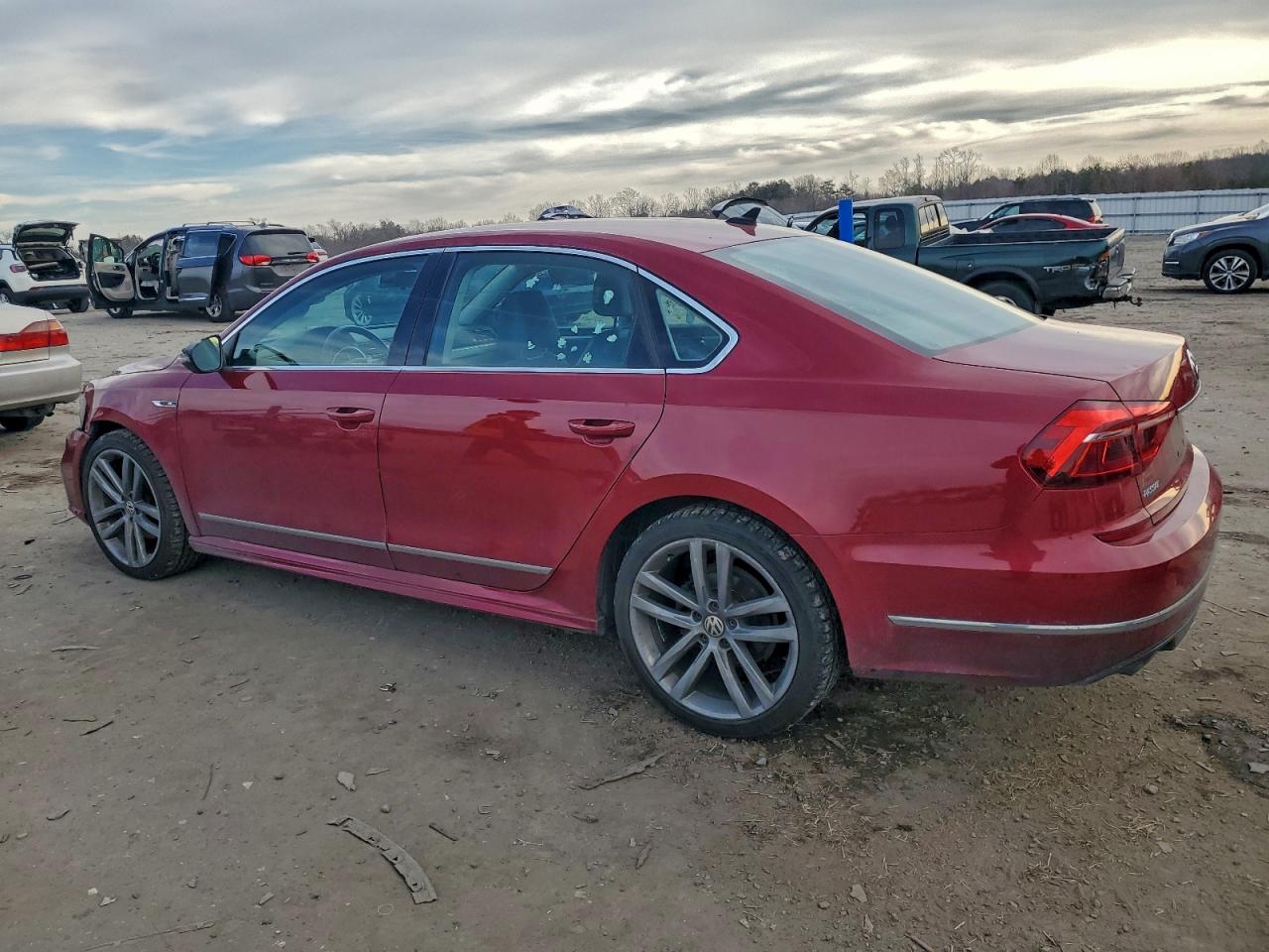 2017 VOLKSWAGEN PASSAT R-LINE photo 2