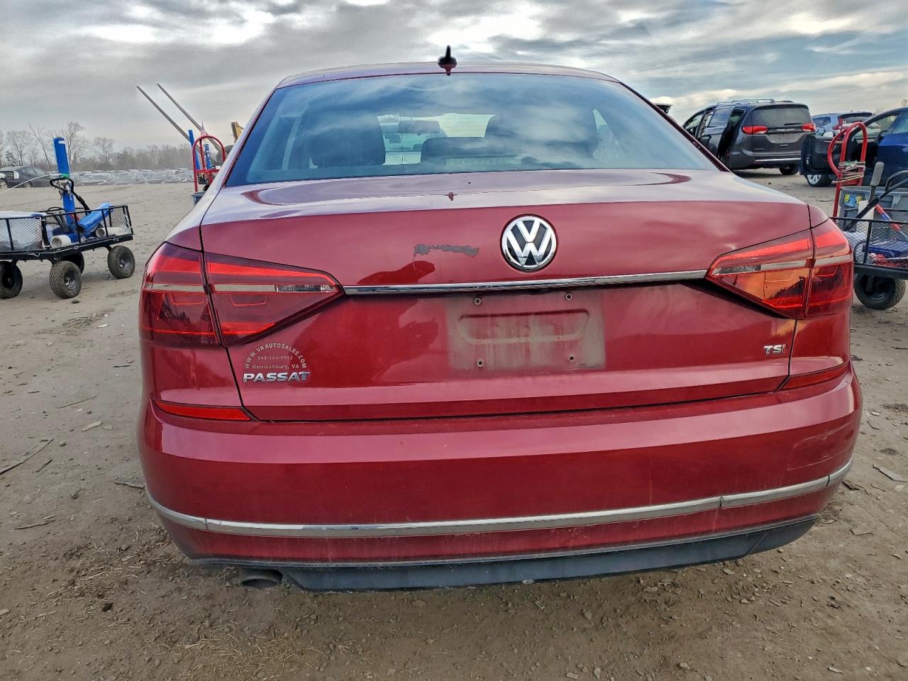 2017 VOLKSWAGEN PASSAT R-LINE photo 6