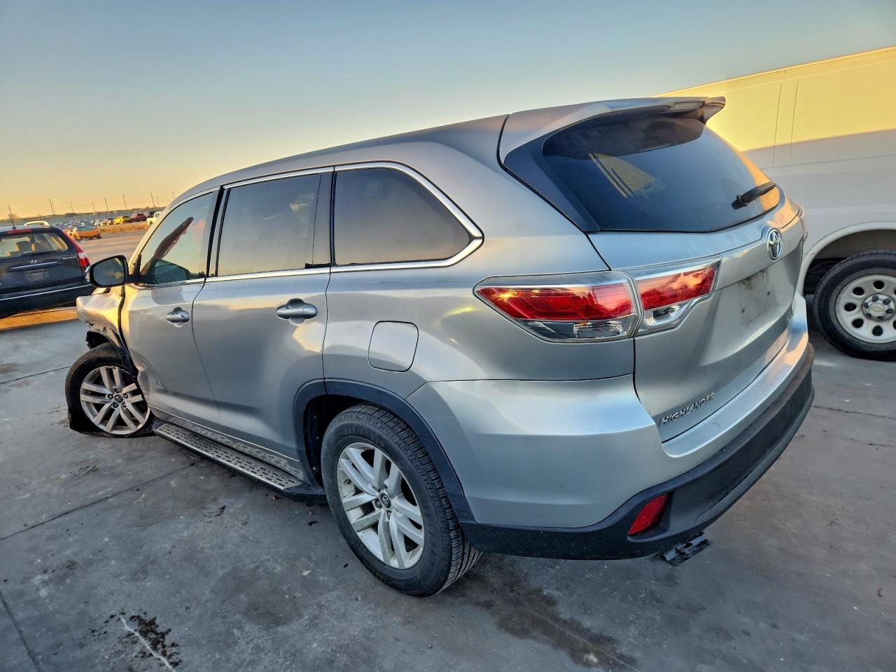 2016 TOYOTA HIGHLANDER LE photo 2
