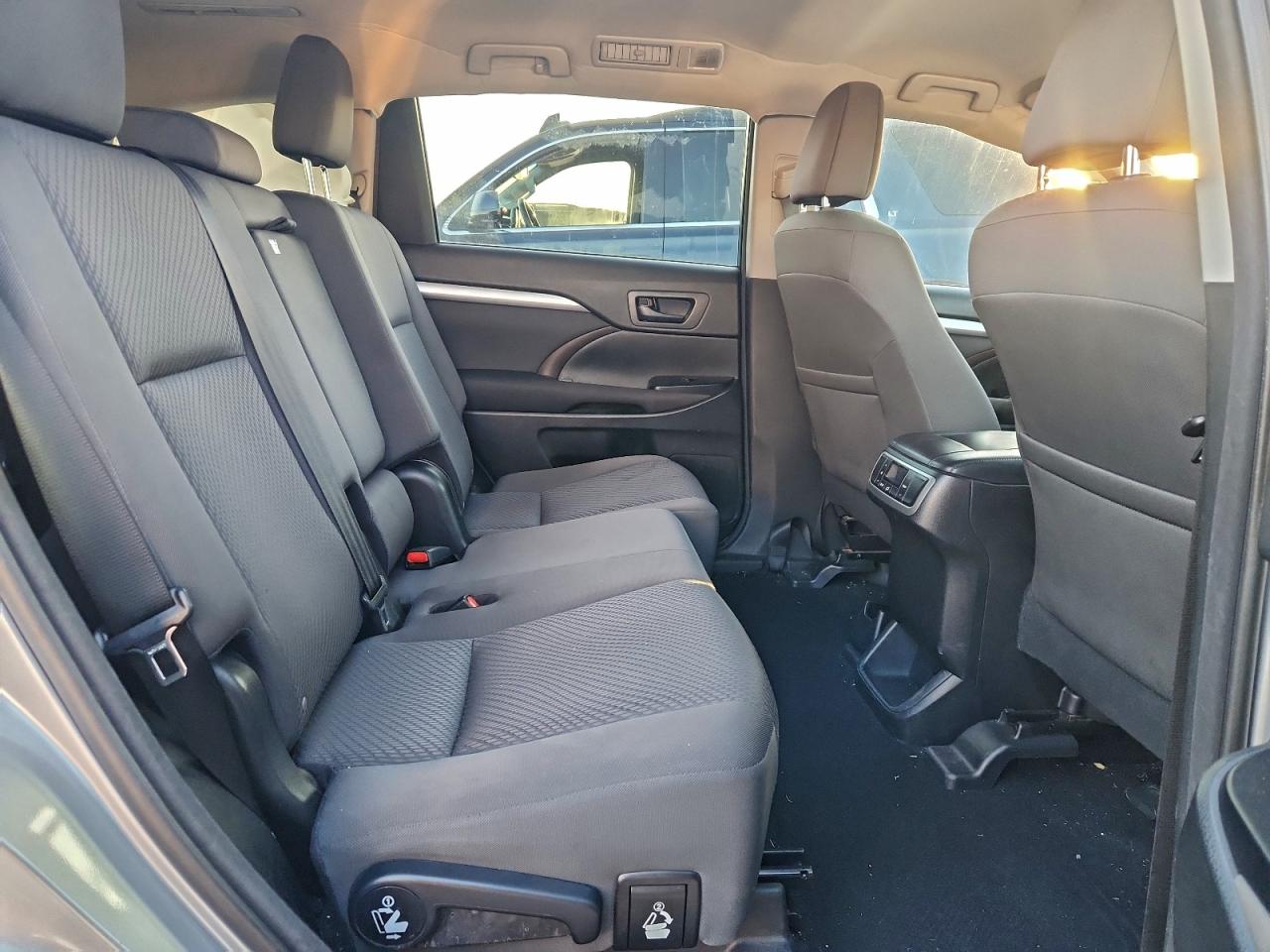 2016 TOYOTA HIGHLANDER LE photo 11