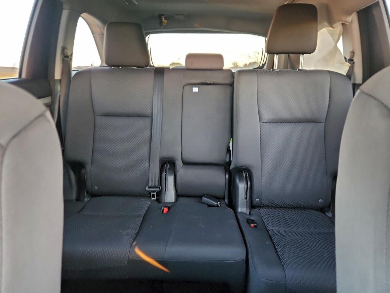 2016 TOYOTA HIGHLANDER LE photo 10