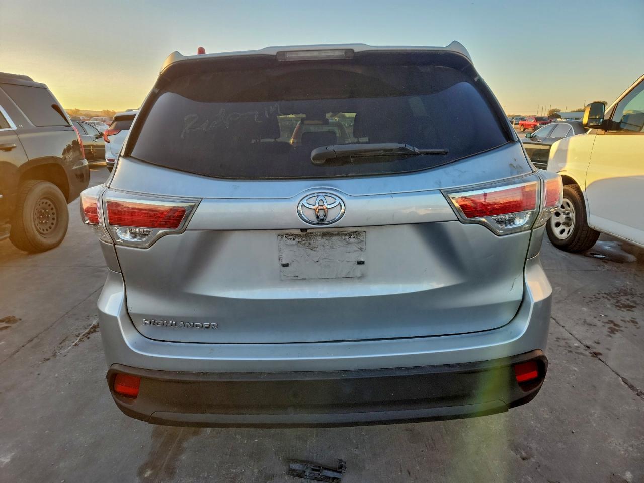 2016 TOYOTA HIGHLANDER LE photo 6
