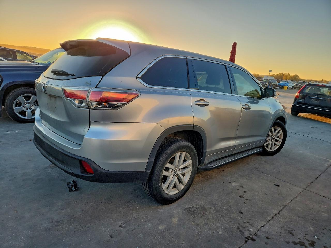 2016 TOYOTA HIGHLANDER LE photo 3