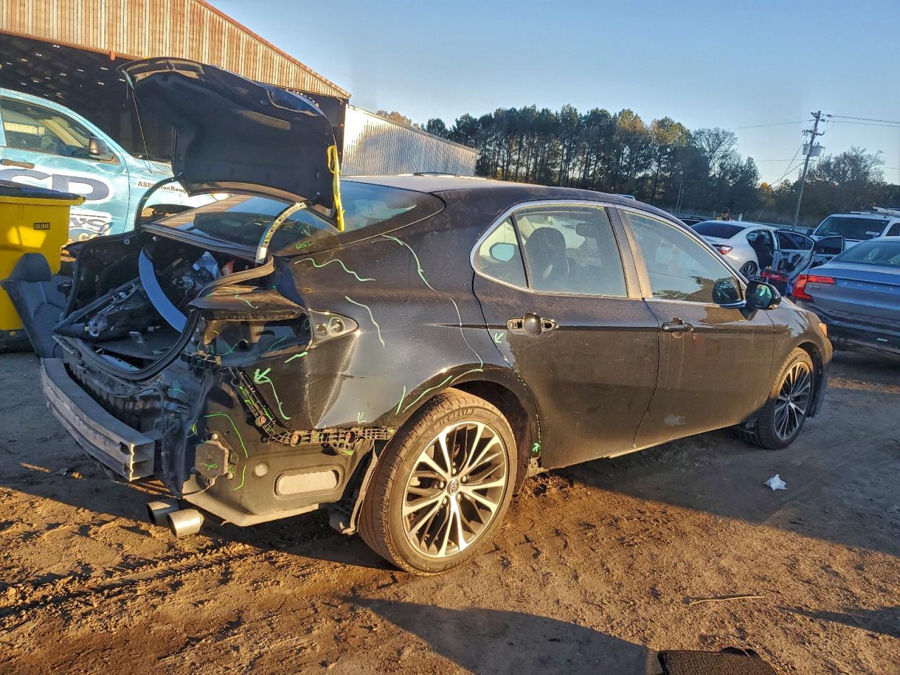 2018 TOYOTA CAMRY L photo 3