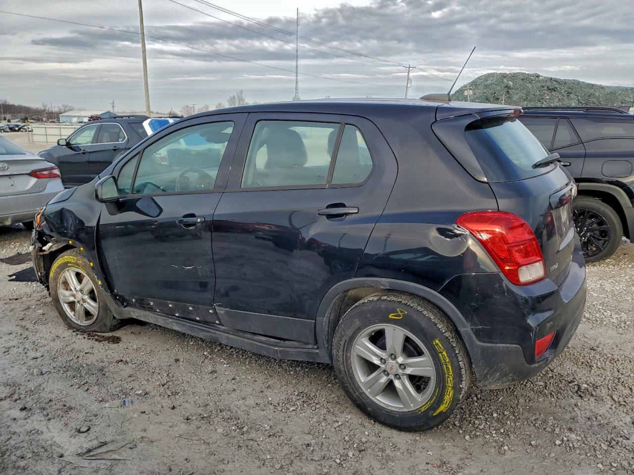 2020 CHEVROLET TRAX LS photo 2