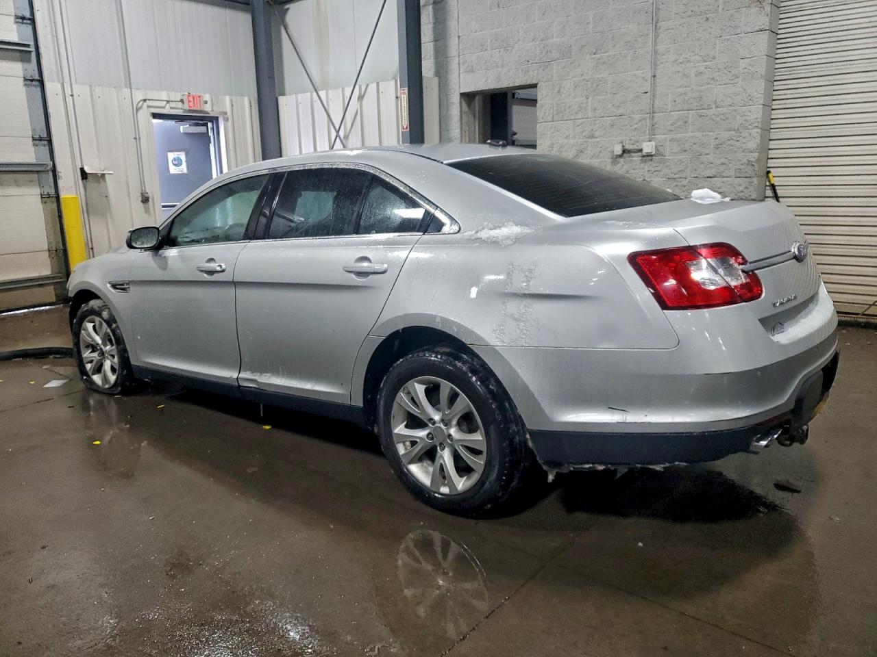 2011 FORD TAURUS SEL photo 2