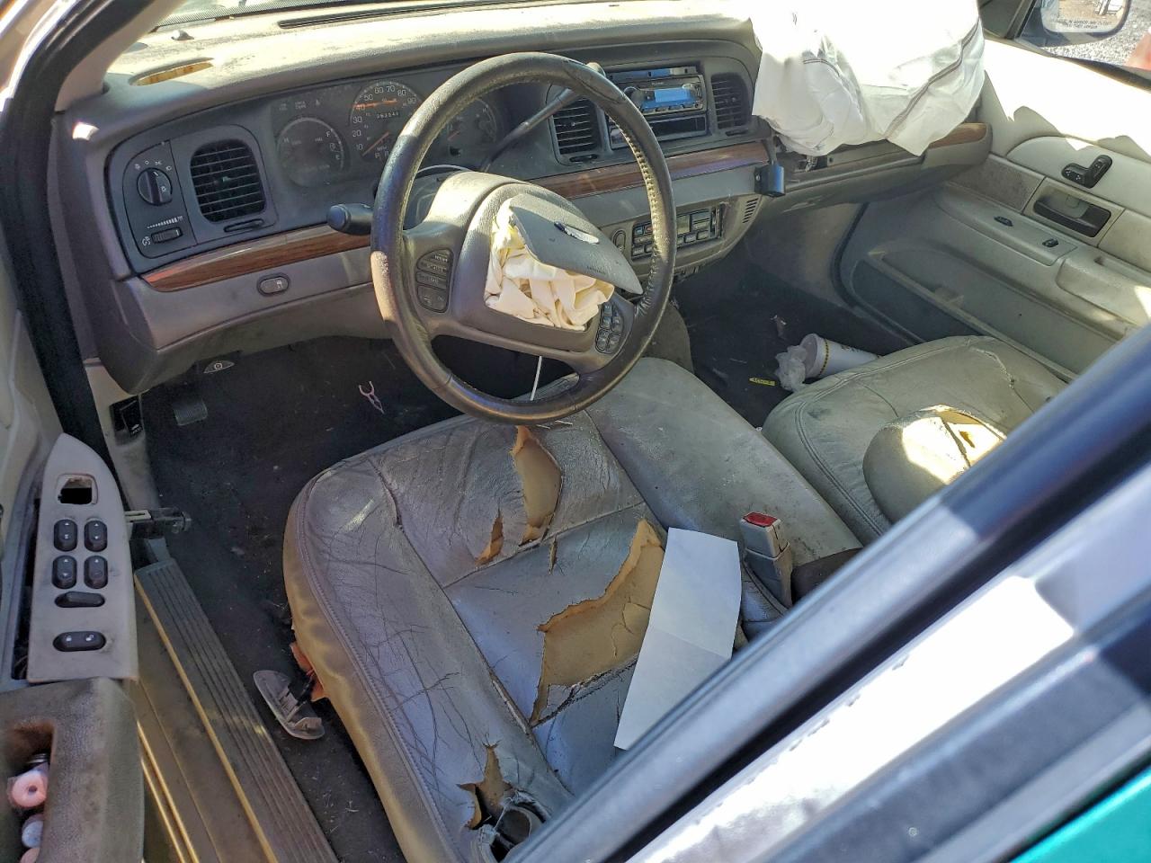 2004 FORD CROWN VICTORIA LX photo 8