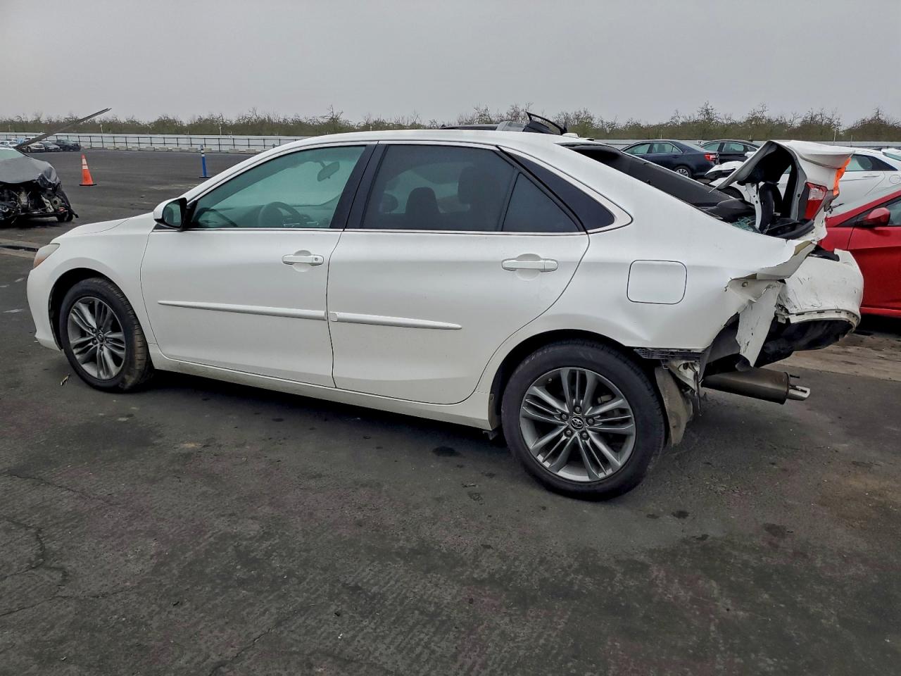 2015 TOYOTA CAMRY LE photo 4
