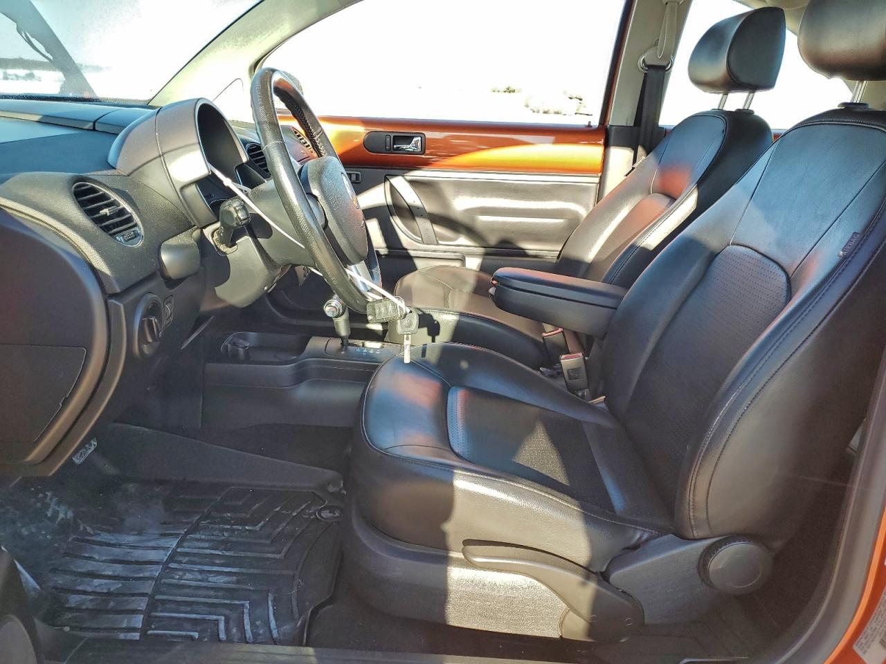 2010 VOLKSWAGEN NEW BEETLE photo 7