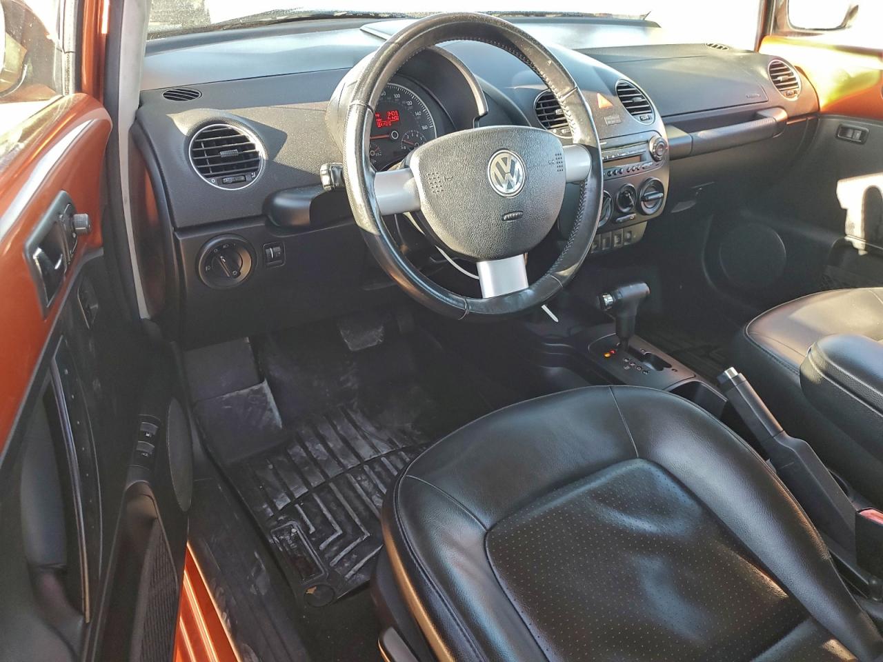 2010 VOLKSWAGEN NEW BEETLE photo 8