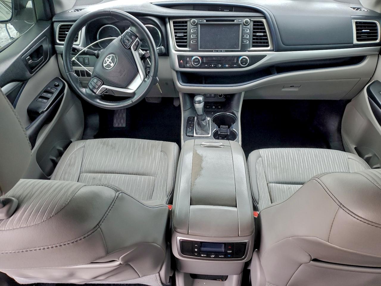 2017 TOYOTA HIGHLANDER LE photo 8