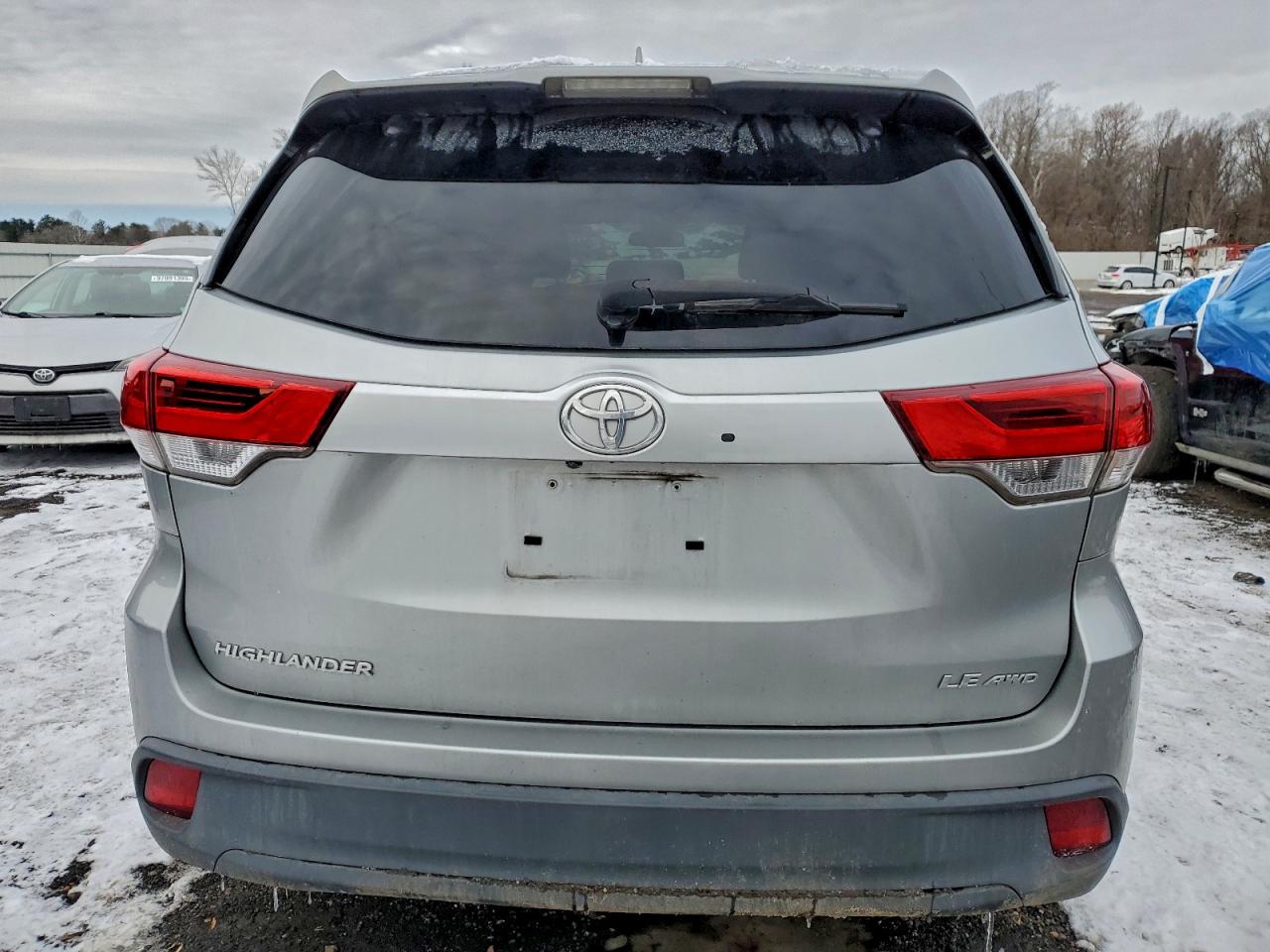 2017 TOYOTA HIGHLANDER LE photo 6