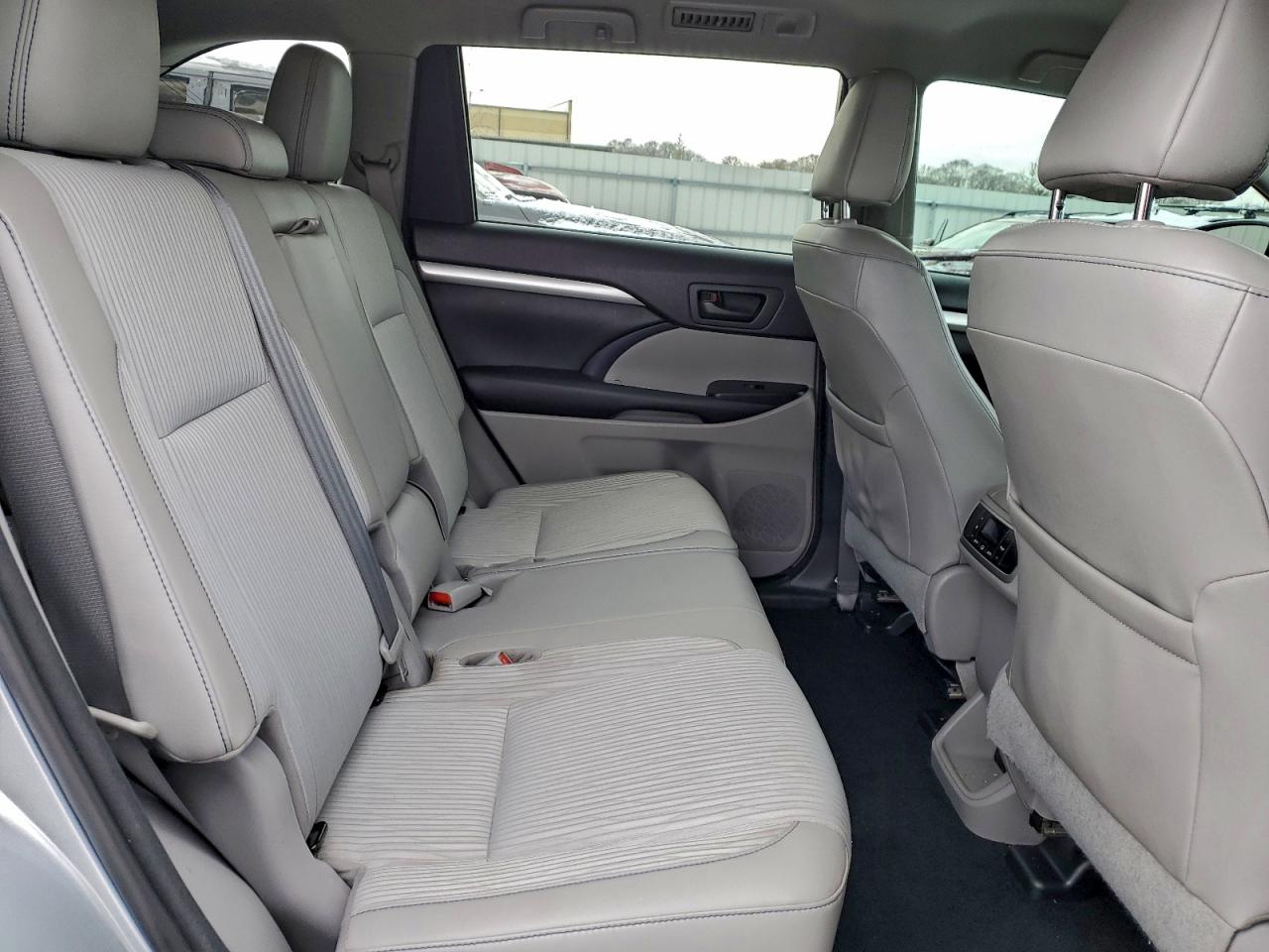 2017 TOYOTA HIGHLANDER LE photo 11