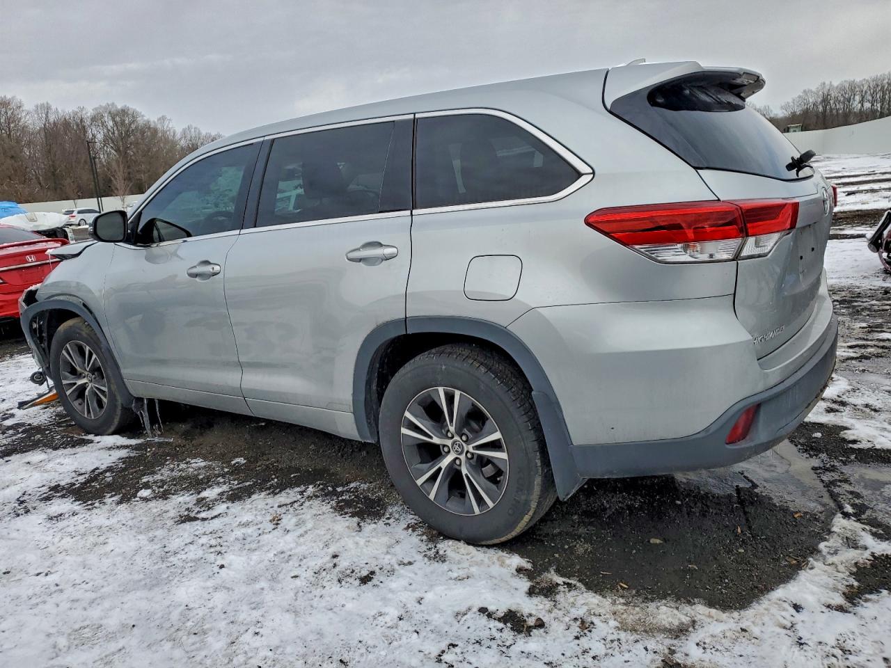 2017 TOYOTA HIGHLANDER LE photo 2