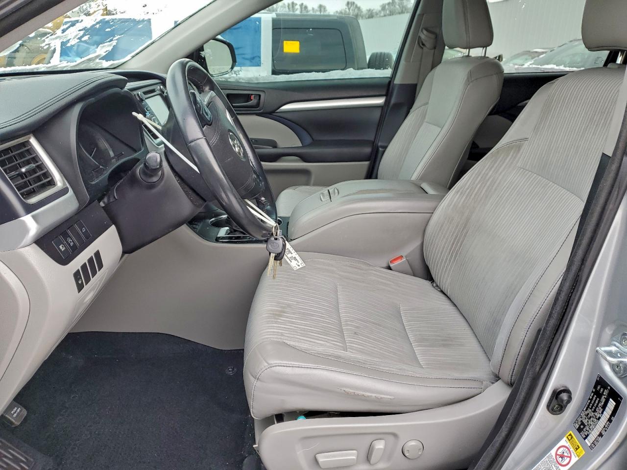 2017 TOYOTA HIGHLANDER LE photo 7