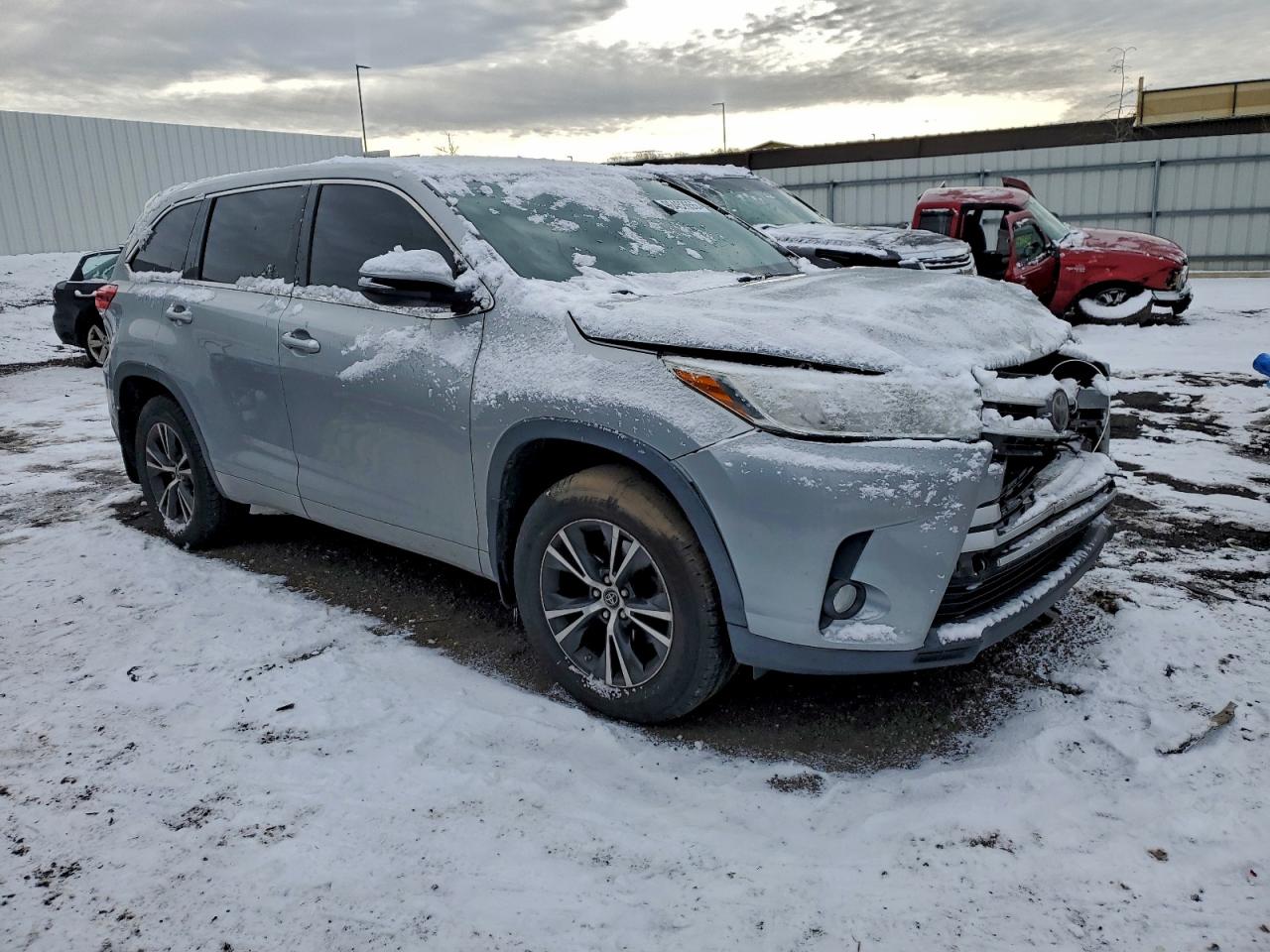 2017 TOYOTA HIGHLANDER LE photo 4