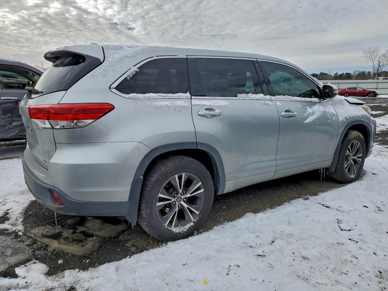 2017 TOYOTA HIGHLANDER LE photo 3