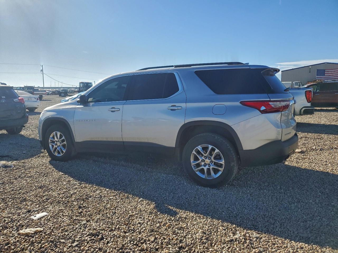 2019 CHEVROLET TRAVERSE LT photo 2