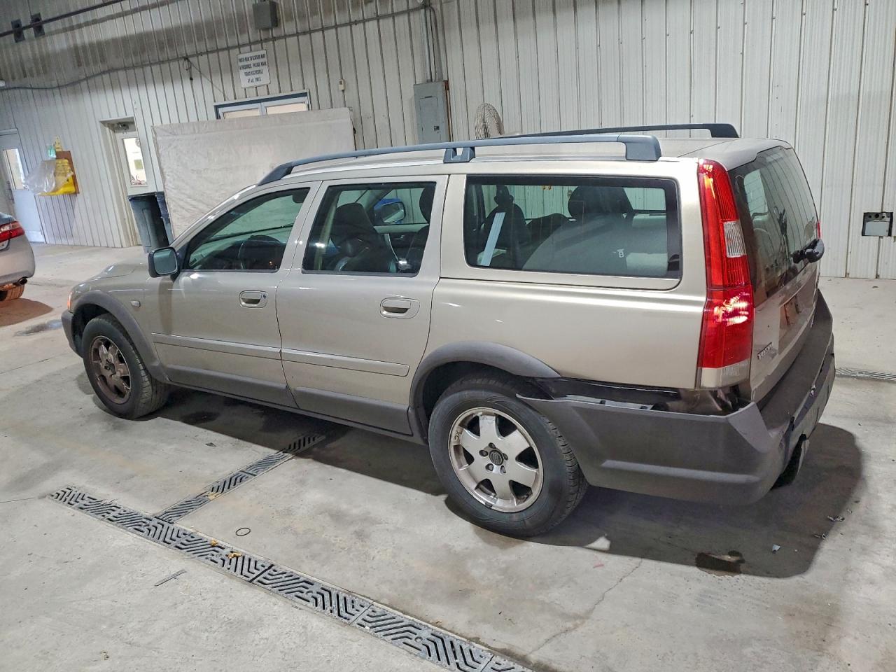 2004 VOLVO XC70 photo 2