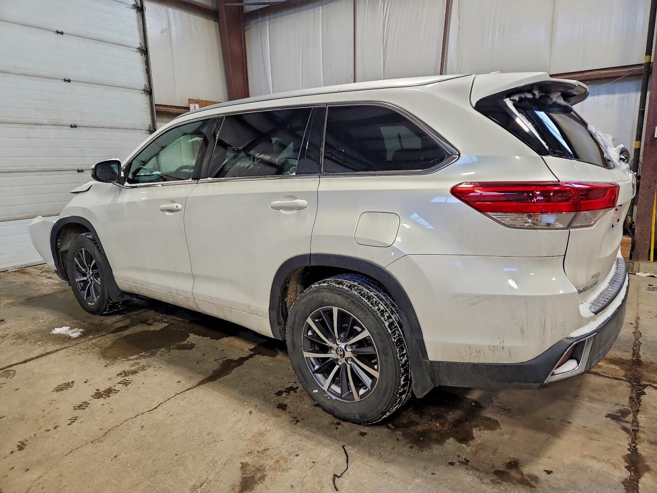 2018 TOYOTA HIGHLANDER SE photo 2