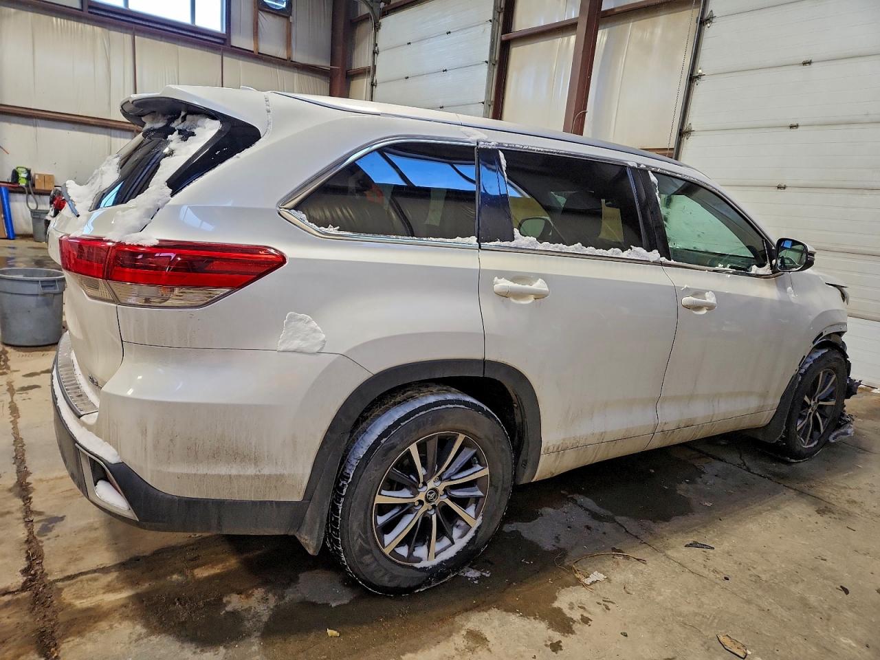 2018 TOYOTA HIGHLANDER SE photo 3