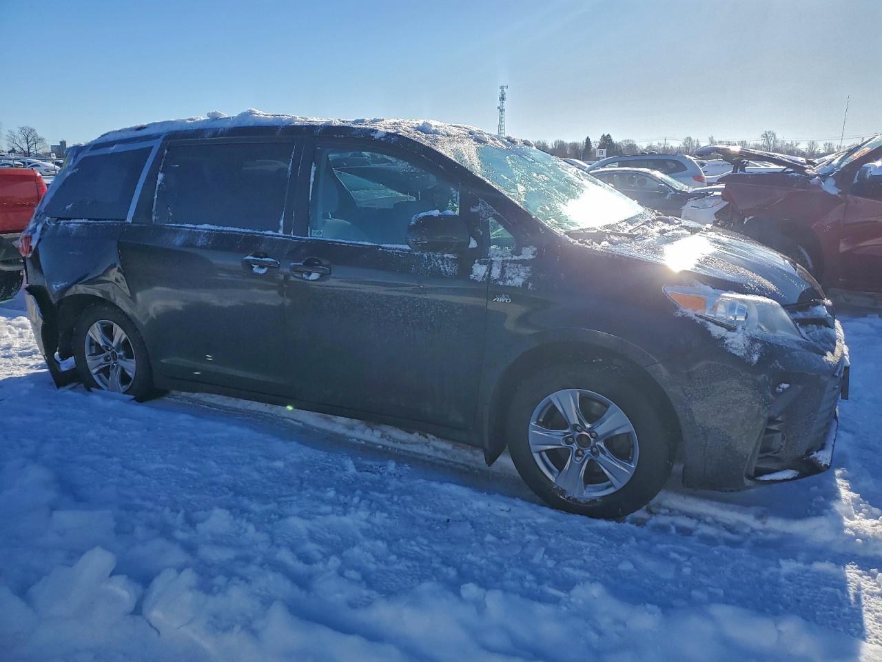 2020 TOYOTA SIENNA LE photo 4